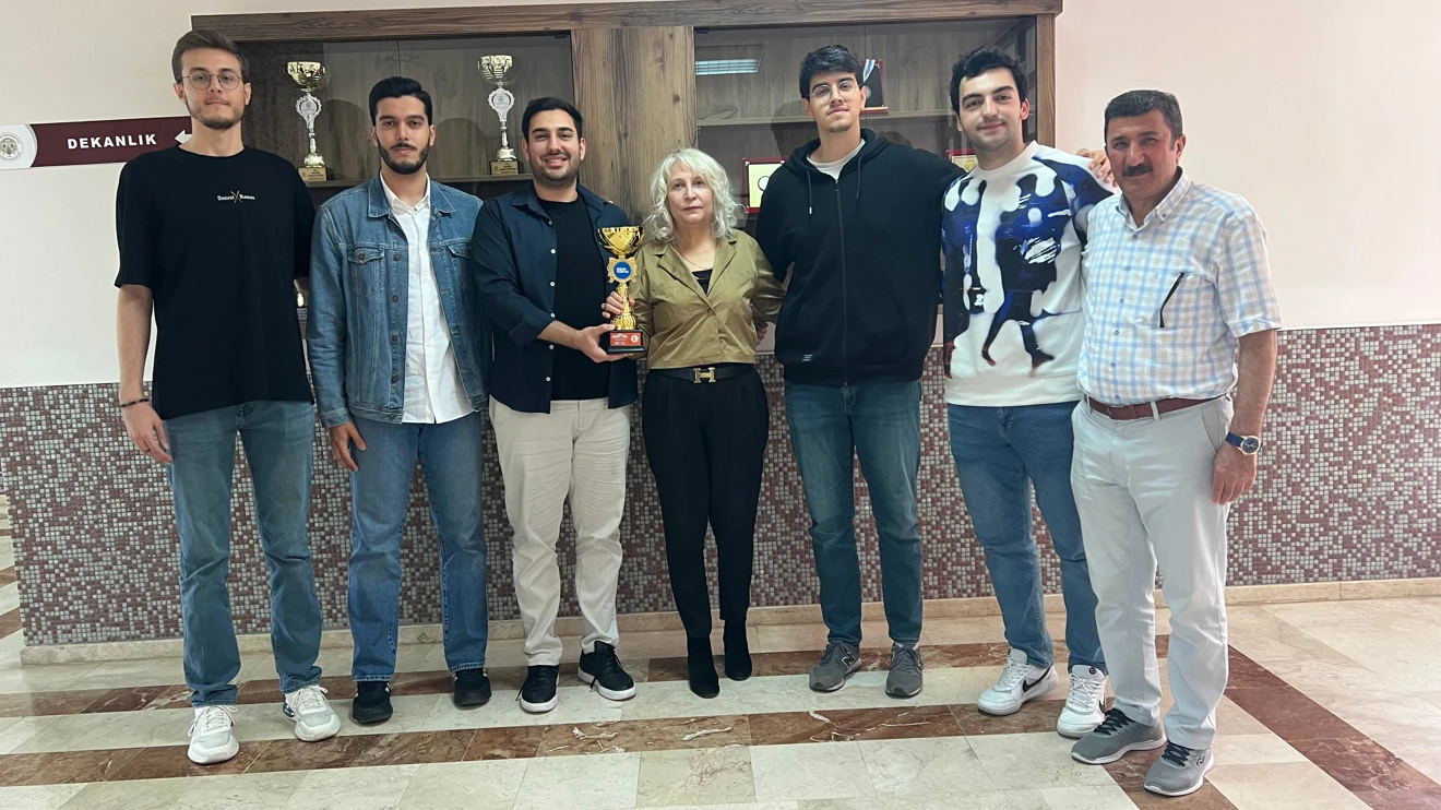 Kupa Dekanımıza Teslim Edildi.